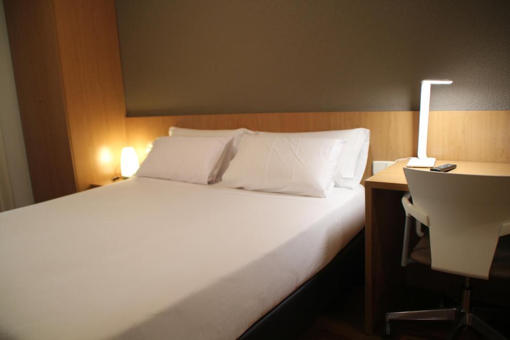 Postel nebo postele na pokoji v ubytování Hostal Abodi