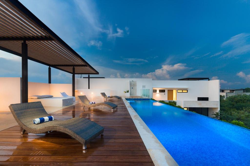 Bazén v ubytování Infinity Suites nebo v jeho okolí
