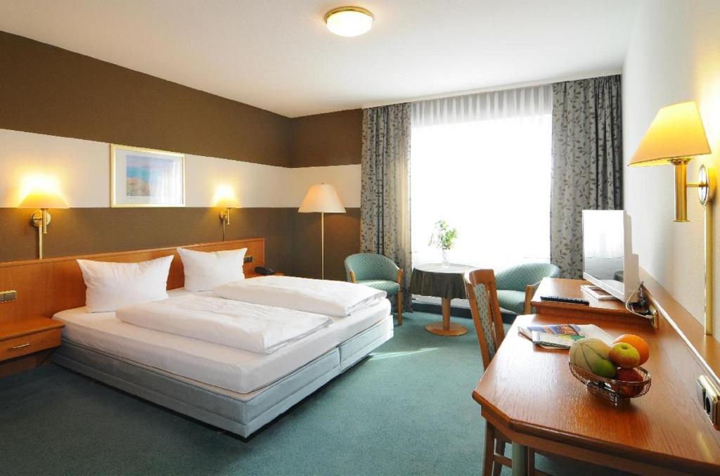 Cette chambre comprend un lit et un bureau. dans l'établissement Gasthof-Hotel Maintal, à Bad Staffelstein