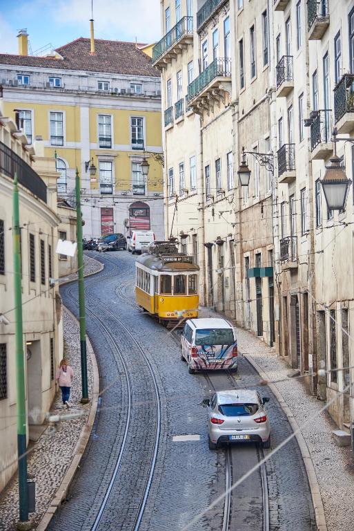 Modern Apartment Calçada São Francisco II, Lisbon – Updated 2024 Prices