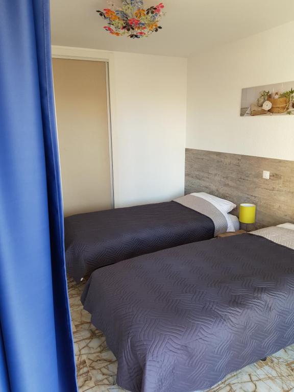 Apartments Carlos V tesisinde bir odada yatak veya yataklar