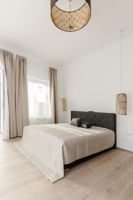 A bed or beds in a room at Schloss Pesenbach Chalet im Freizeitland Feldkirchen an der Donau