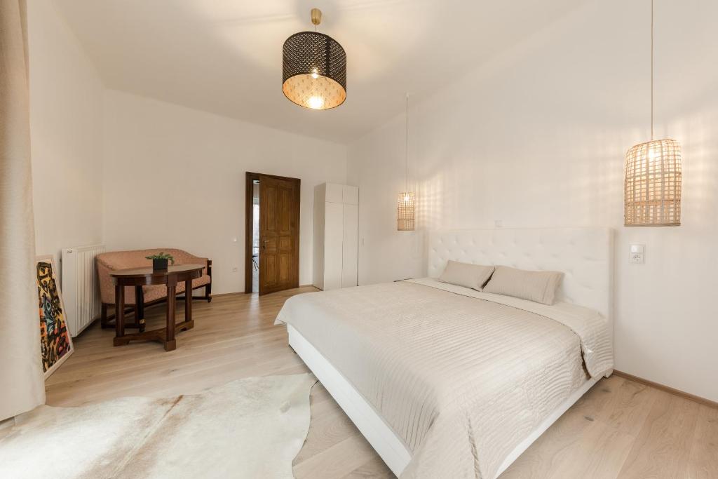 A bed or beds in a room at Schloss Pesenbach Chalet im Freizeitland Feldkirchen an der Donau