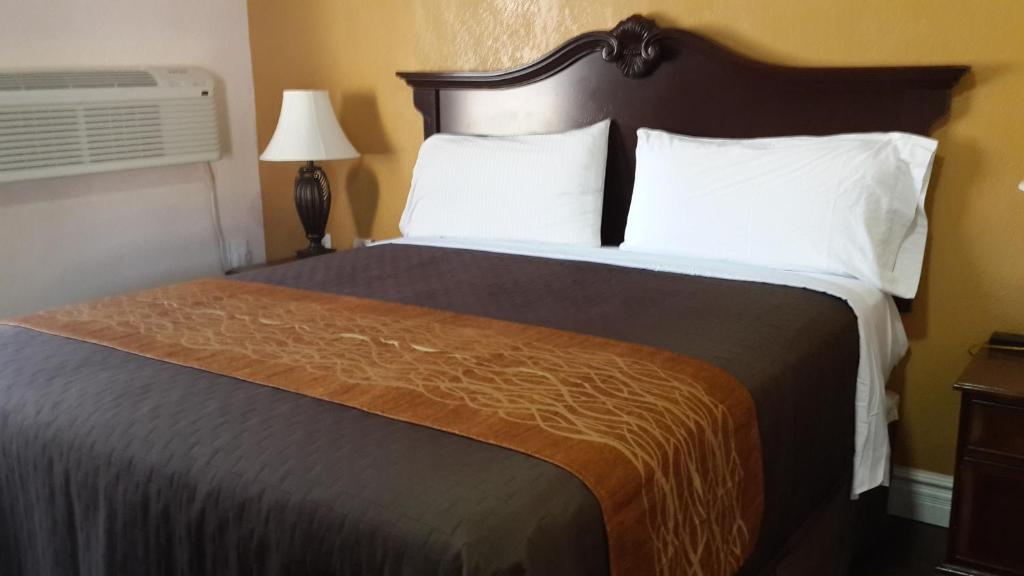 Postel nebo postele na pokoji v ubytování American Regency Inn