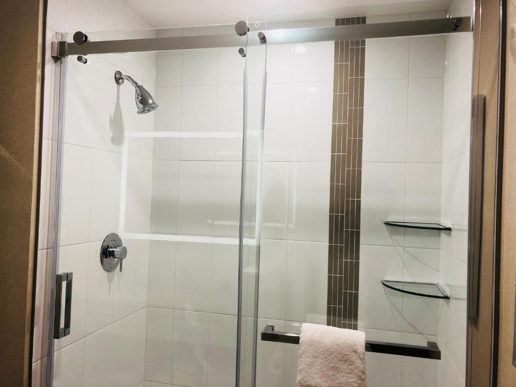 Wingate by Wyndham Kamloops - Deluxe King Room - Non-fumeur