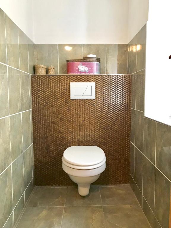 Łazienka w obiekcie Budyně Apartment