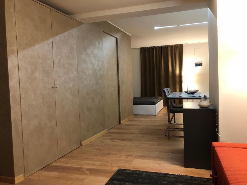 a room with a partition with a table and a bed at Central Loft in Bari