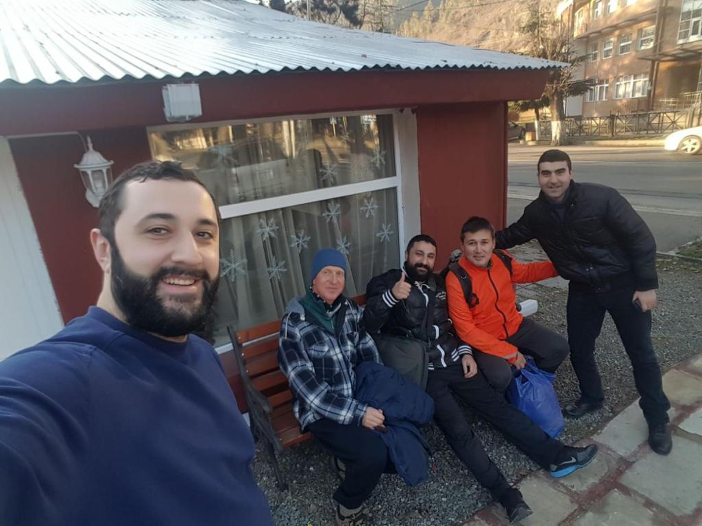 Rodina v ubytování RiverSide Hostel Borjomi