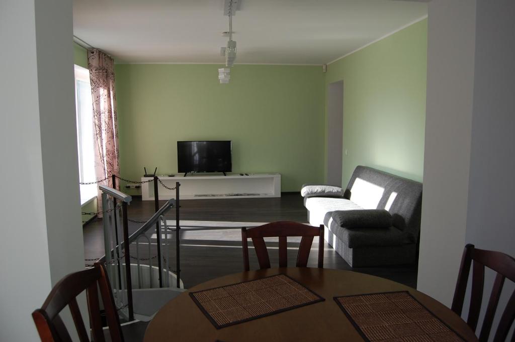 TV a/nebo společenská místnost v ubytování Kaunis Guesthouse