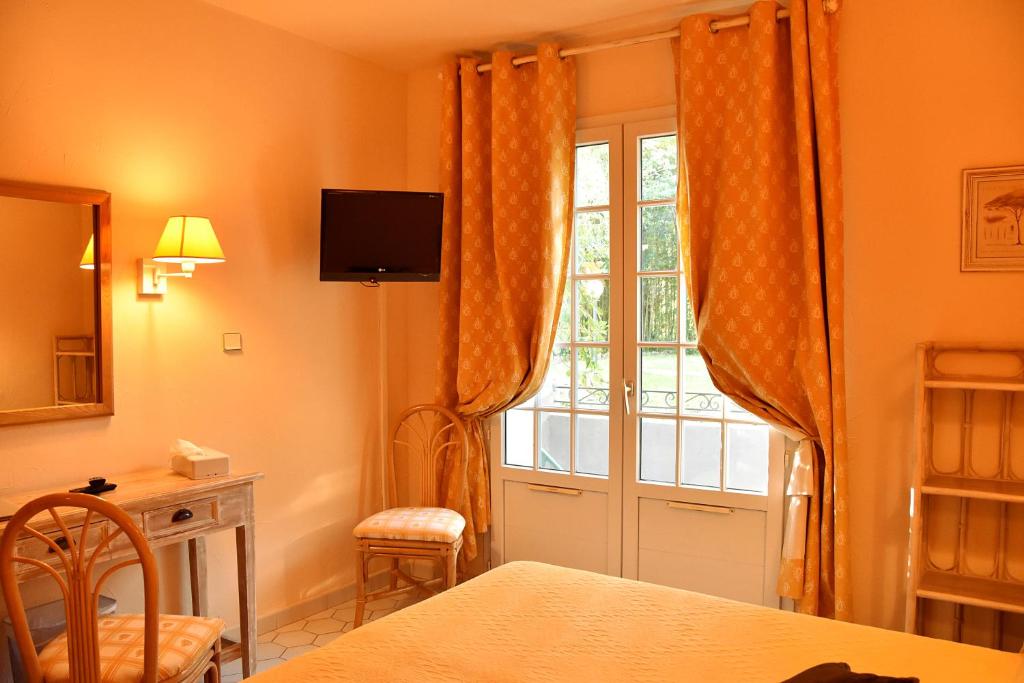 Postel nebo postele na pokoji v ubytování Hotel Les Mazets Des Roches