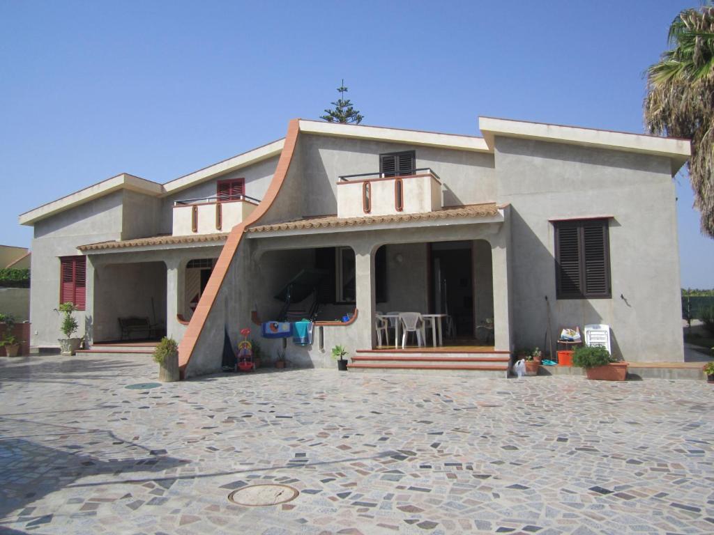 Casa bianca con veranda e patio di Villa Rosa a Case Monterosso