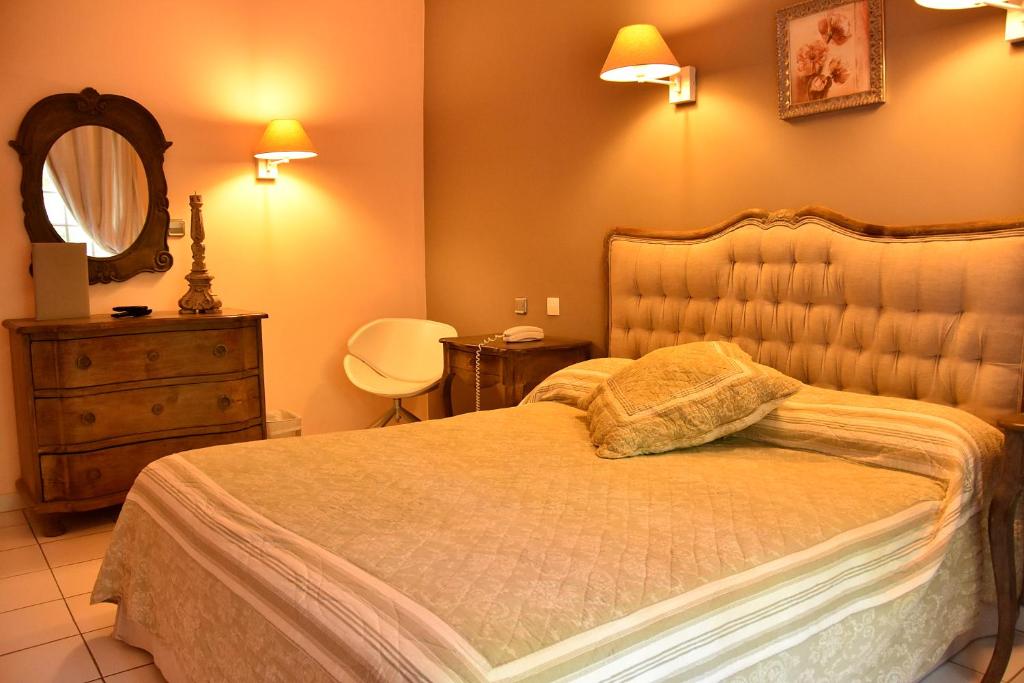 Postel nebo postele na pokoji v ubytování Hotel Les Mazets Des Roches