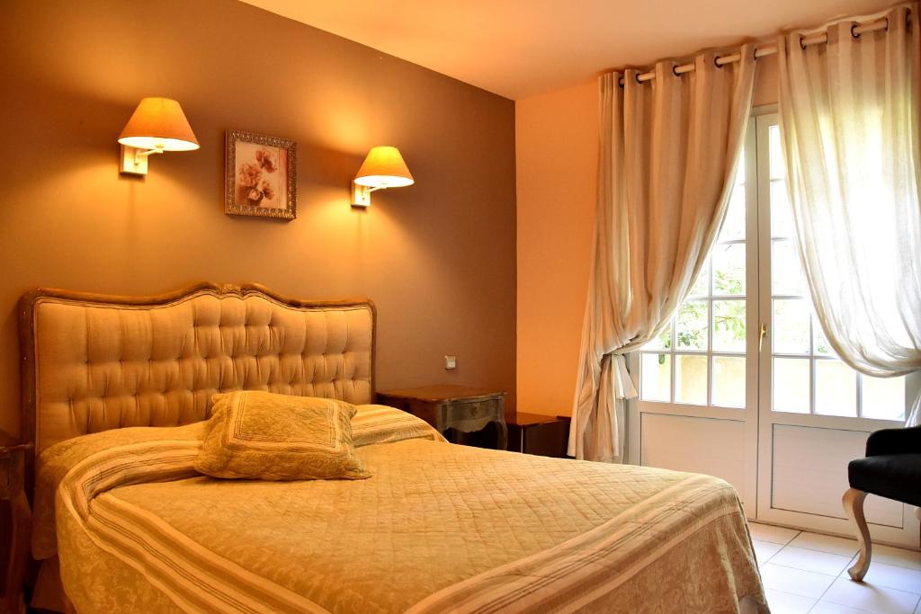 Postel nebo postele na pokoji v ubytování Hotel Les Mazets Des Roches