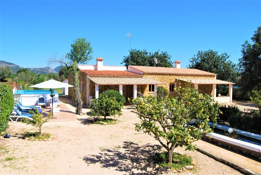 una casa con piscina frente a ella en Es Marroig, en Llucmajor