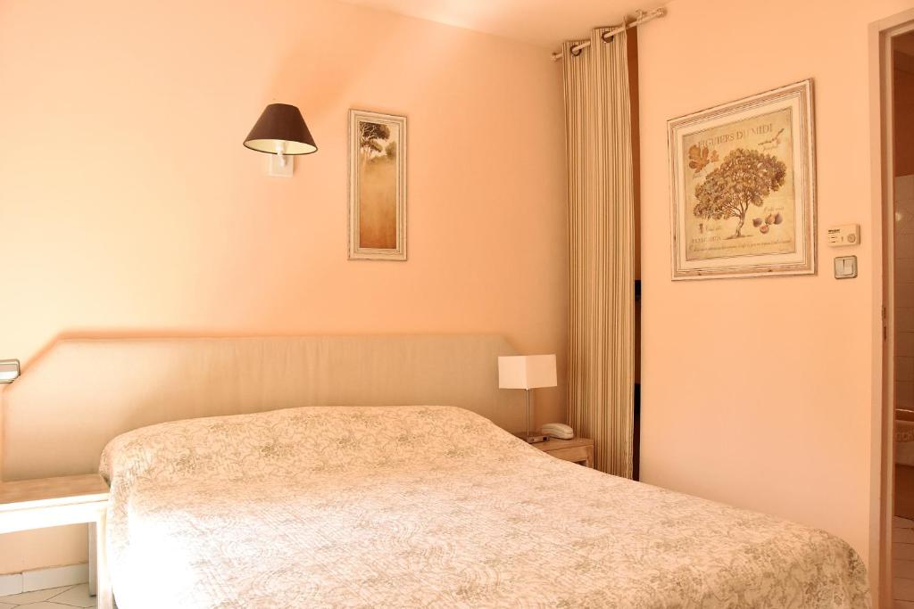 Postel nebo postele na pokoji v ubytování Hotel Les Mazets Des Roches