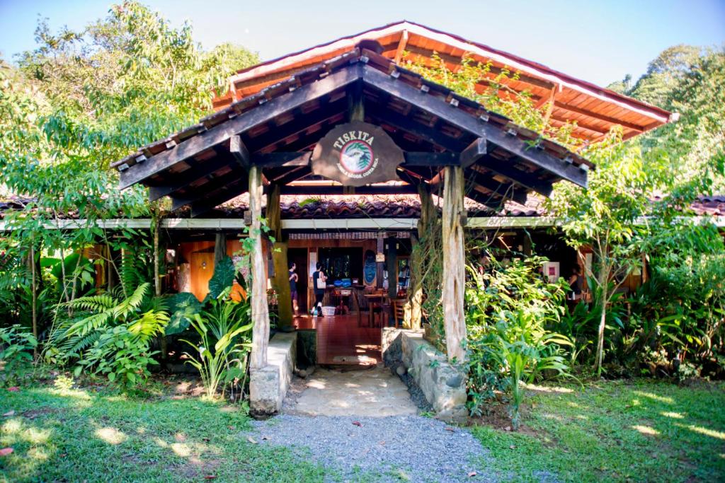 un edificio con techo de madera en un jardín en Tiskita Jungle Lodge, en Pavones