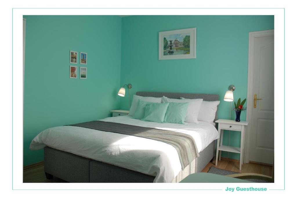 Posteľ alebo postele v izbe v ubytovaní Joy Guesthouse