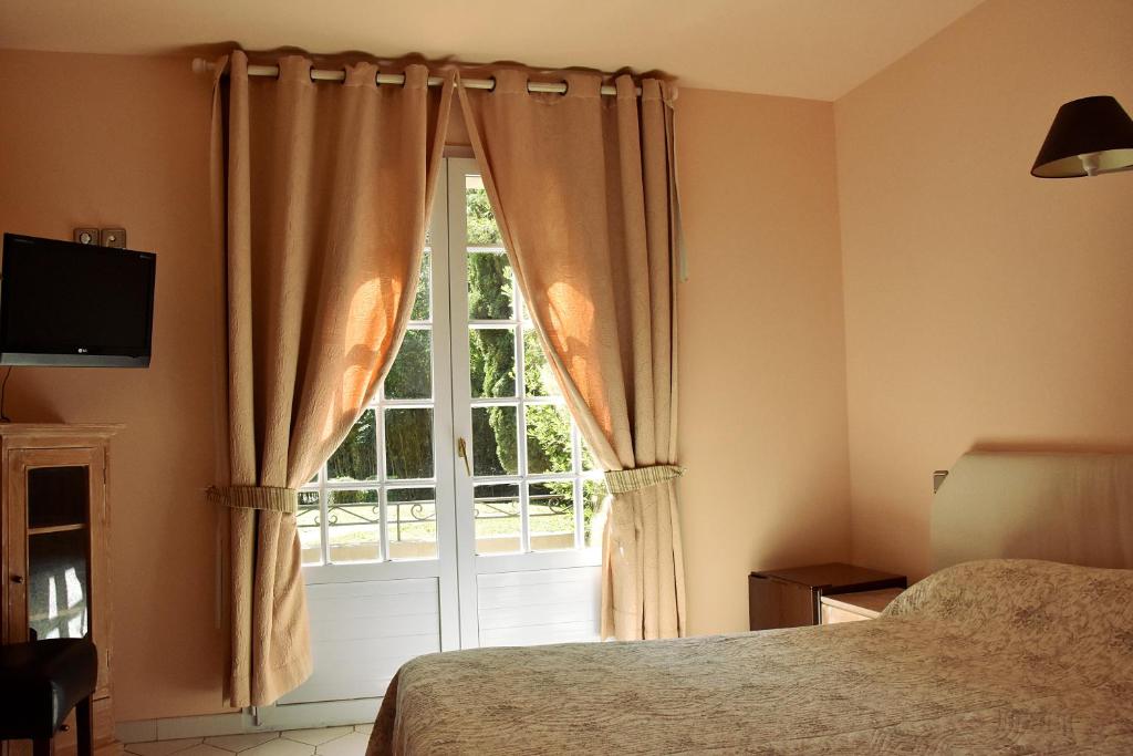 Postel nebo postele na pokoji v ubytování Hotel Les Mazets Des Roches