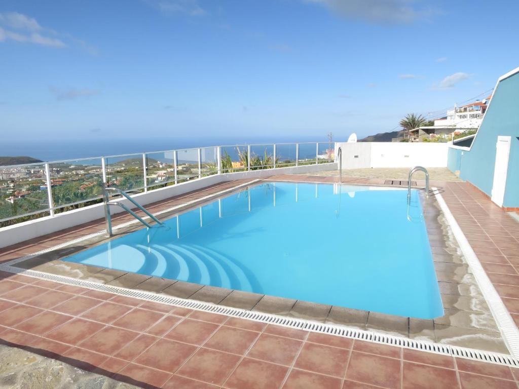 a swimming pool on the roof of a house with the ocean at casa sara 1 in El Paso