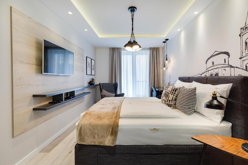 ザダルにあるClassy Design Accommodationのベッドとテレビ付きのホテルルーム