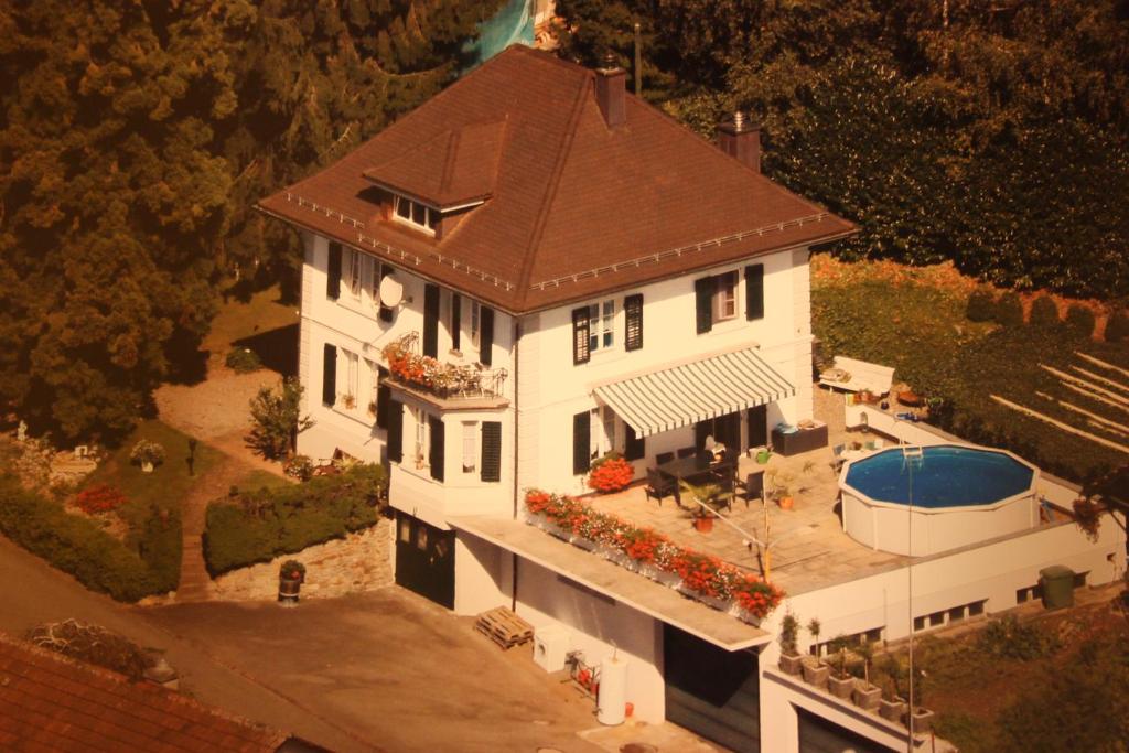 Bazén v ubytování B&B Stirnimann nebo v jeho okolí