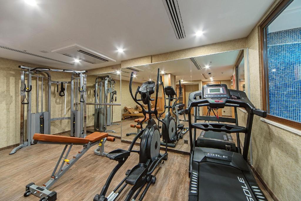 Fitness centrum a/nebo fitness zařízení v ubytování Mukarnas Taksim Hotel