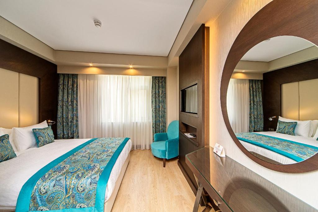 Postel nebo postele na pokoji v ubytování Mukarnas Taksim Hotel