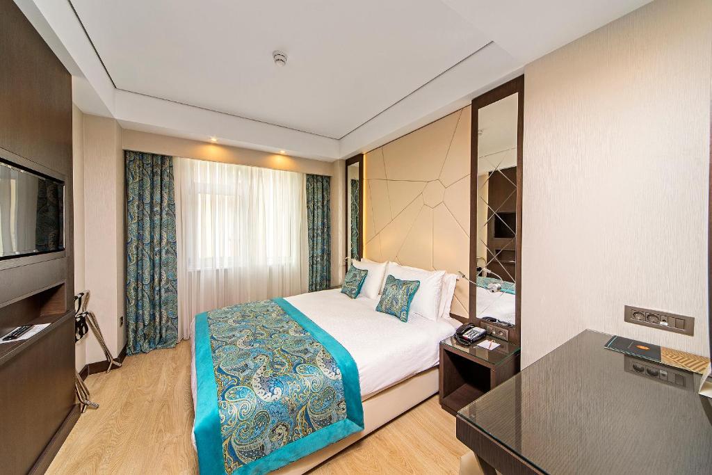 Postel nebo postele na pokoji v ubytování Mukarnas Taksim Hotel