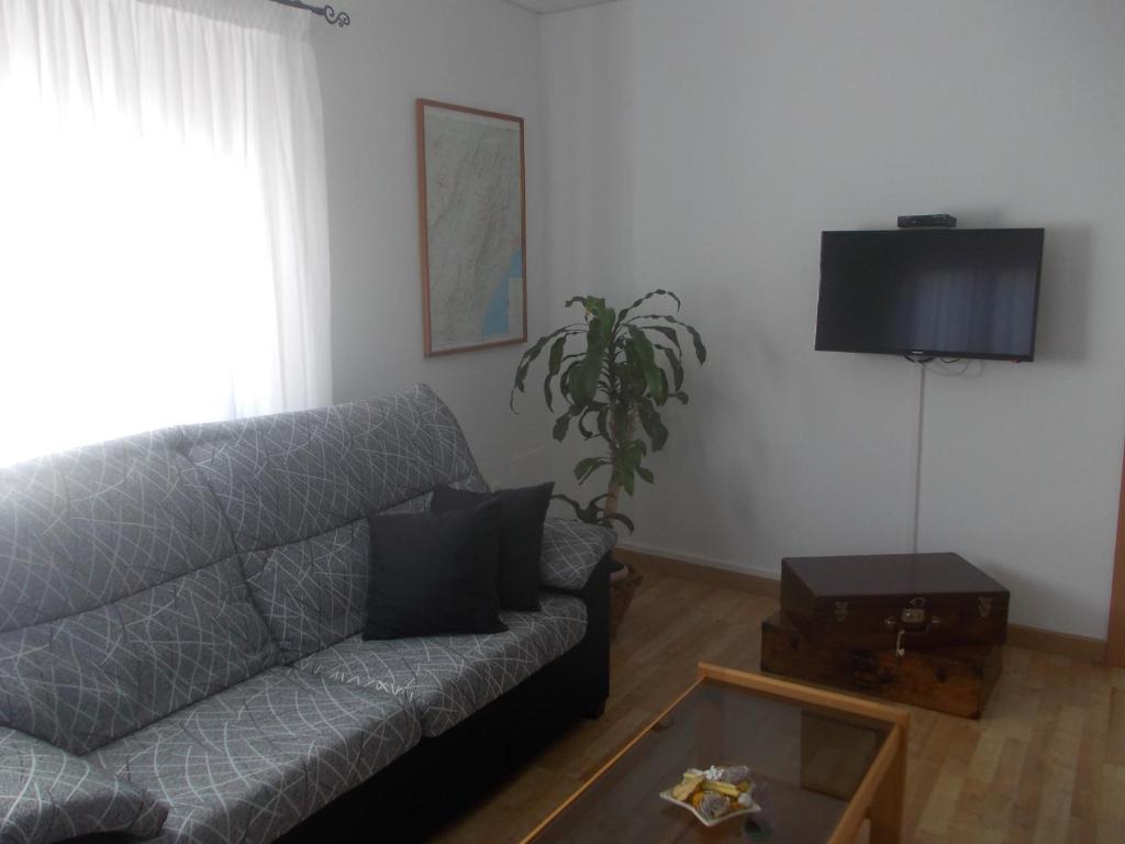 Televízia a/alebo spoločenská miestnosť v ubytovaní Casa de pueblo Godall