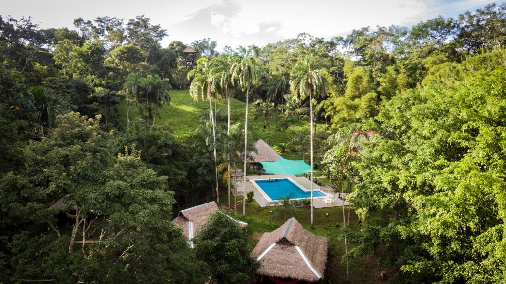 una vista aérea de una villa con piscina y árboles en La Habana Amazon Reserve, en Puerto Maldonado