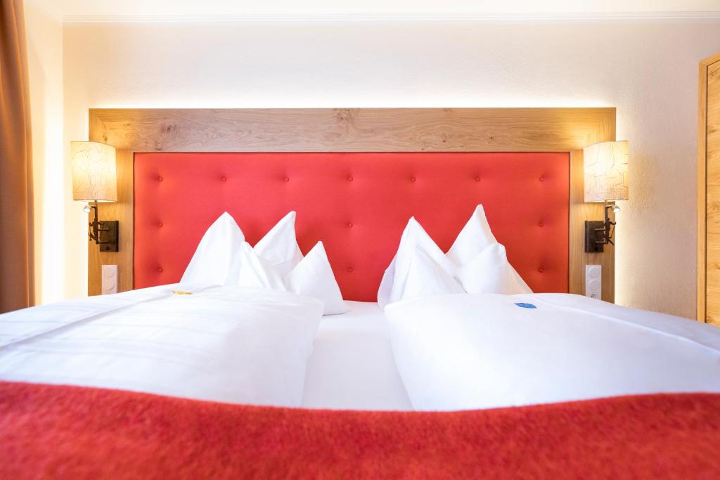 Postel nebo postele na pokoji v ubytování Hotel Alpenland