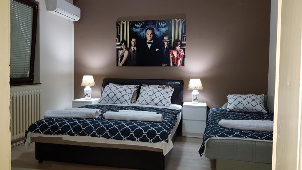1 dormitorio con 2 camas y una foto en la pared en Apartments Cvetkovic Relax en Niska Banja