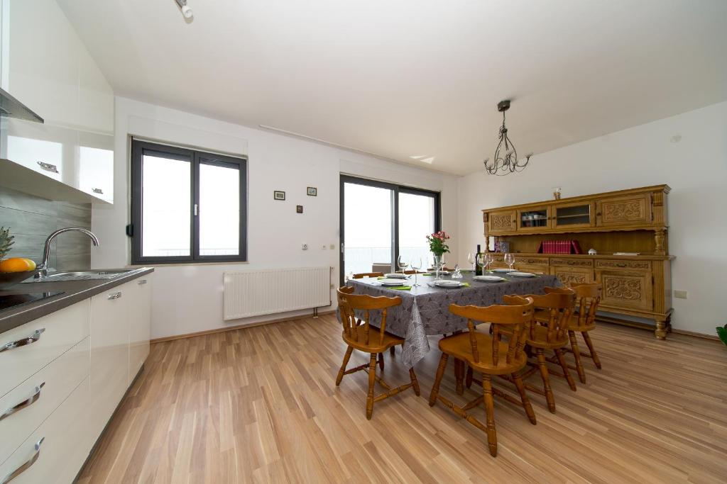 Kuchyňa alebo kuchynka v ubytovaní Apartments L&L