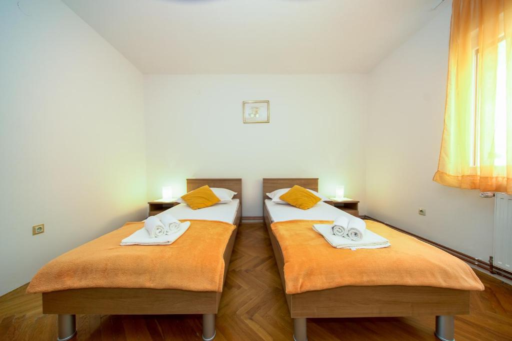 Posteľ alebo postele v izbe v ubytovaní Apartments L&L