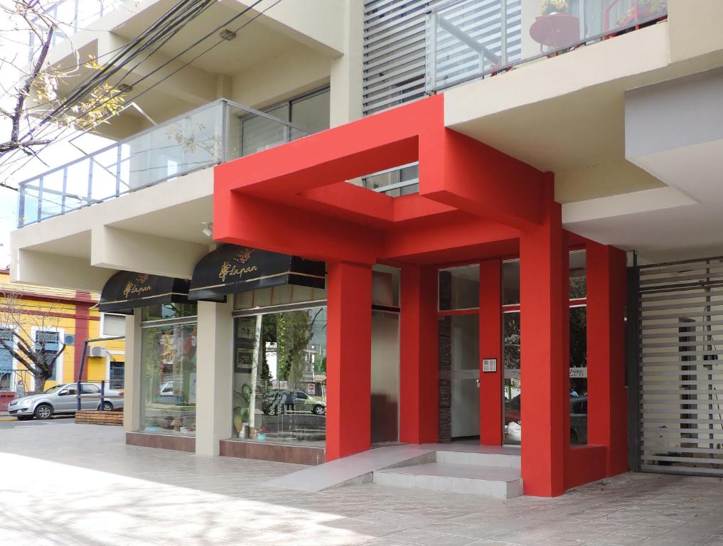 una silla roja en el lateral de un edificio en Exclusivo Parque Urquiza en Paraná