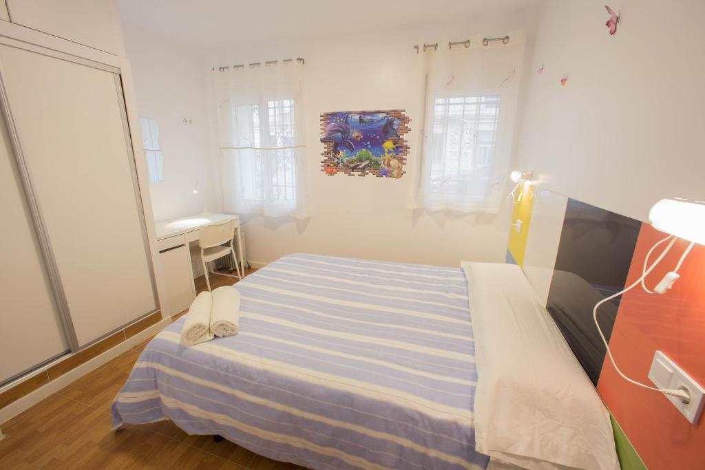 バレンシアにあるRAVALENCIA 4のベッドルーム1室(青と白のストライプのベッド1台付)