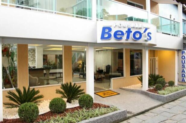 um grande edifício com uma placa que lê beebos em Beto´s Pousada em Abraão