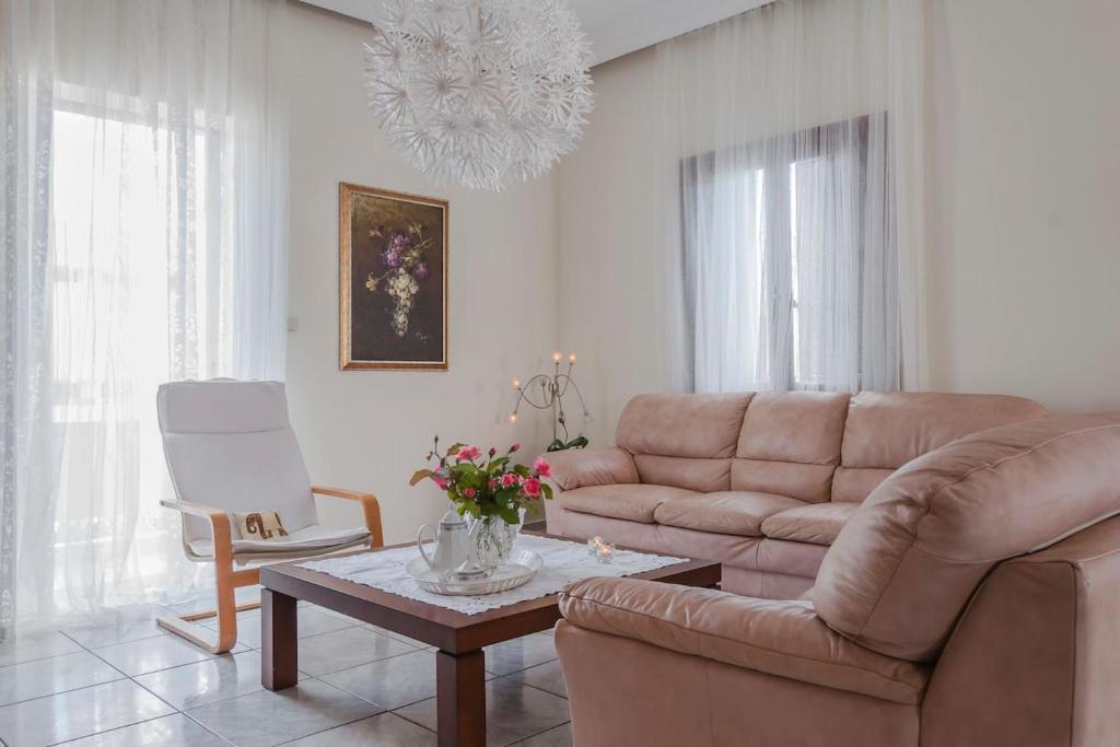 un soggiorno con divano e tavolo di Anna's Beautiful Apartment a Chania