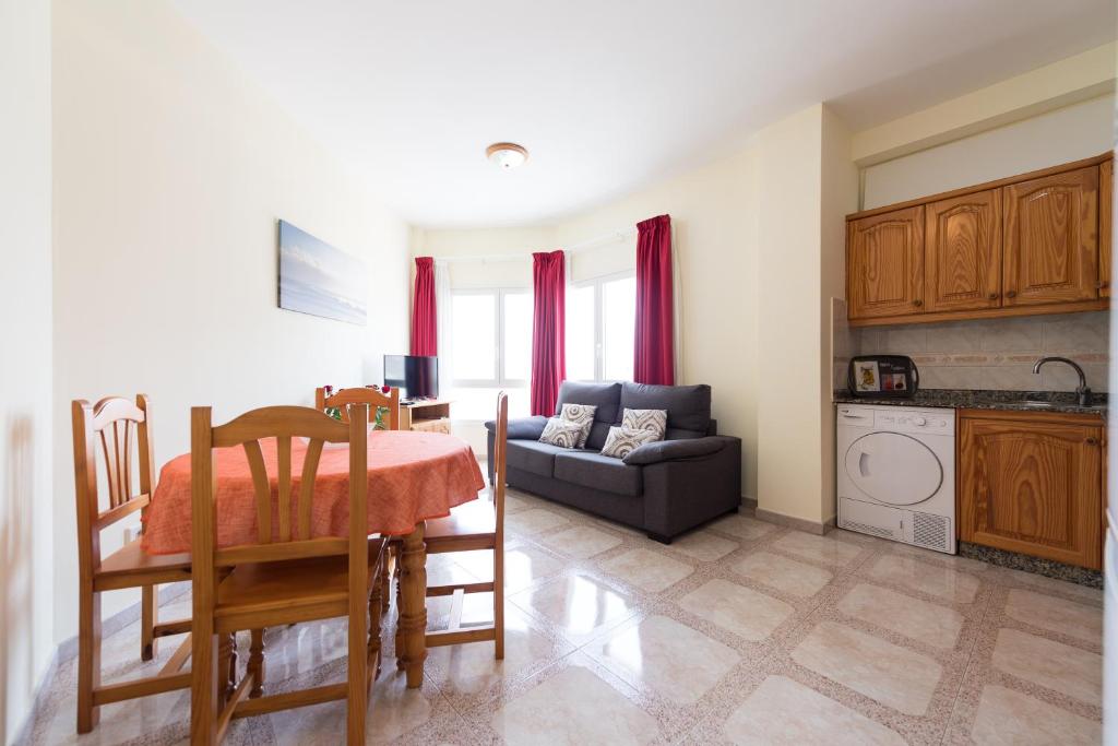Kuchnia lub aneks kuchenny w obiekcie Apartamentos Castillo Mar Gran Canaria