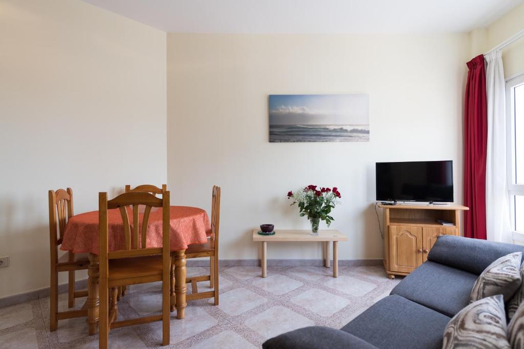Telewizja i/lub zestaw kina domowego w obiekcie Apartamentos Castillo Mar Gran Canaria
