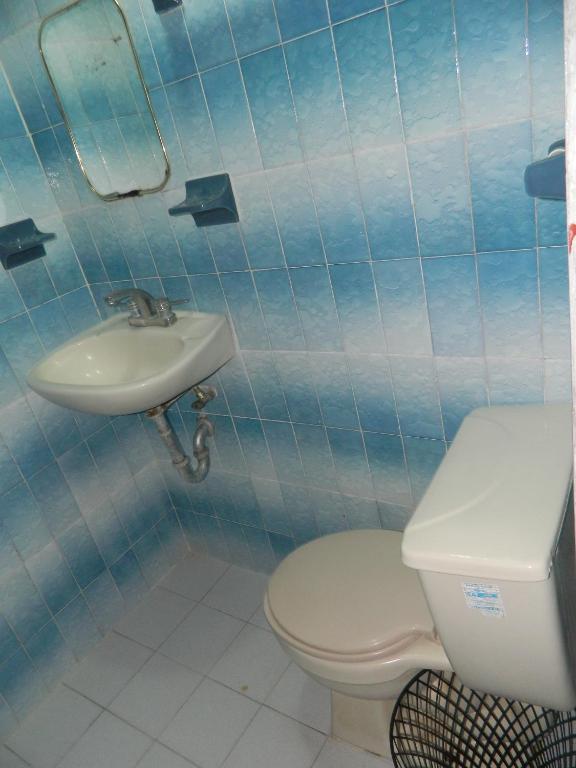 un bagno con un water e un lavandino di Posada Joan Sebastian a Taxco de Alarcón