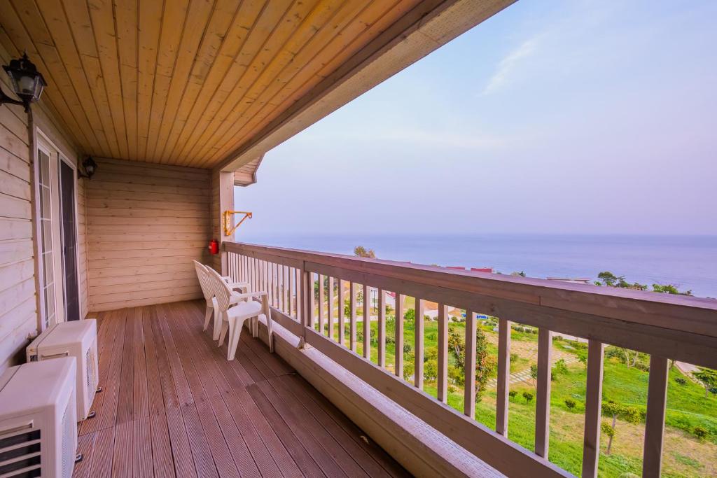 Balkón nebo terasa v ubytování Daea Ulleung Resort