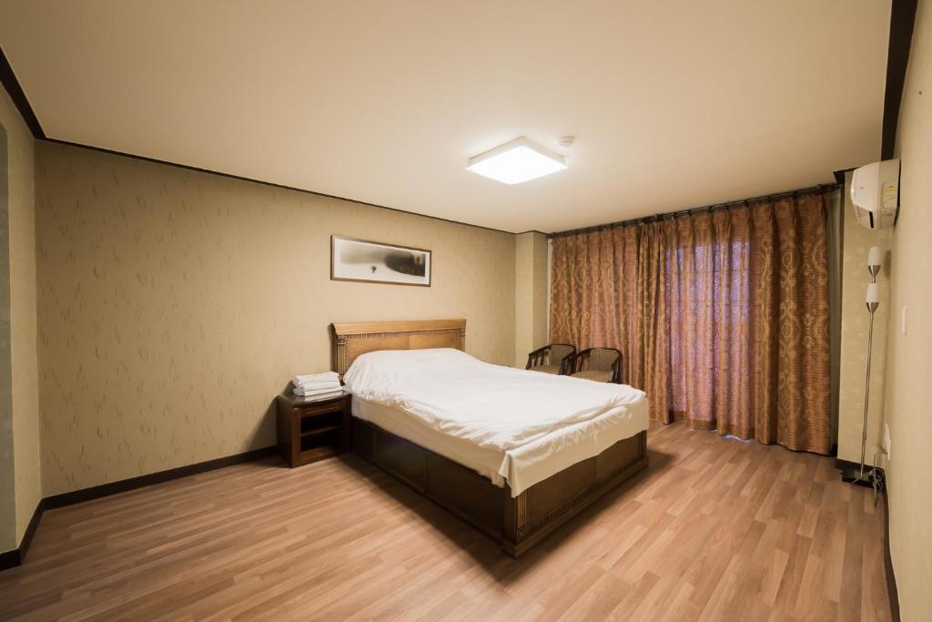 Postel nebo postele na pokoji v ubytování Daea Ulleung Resort