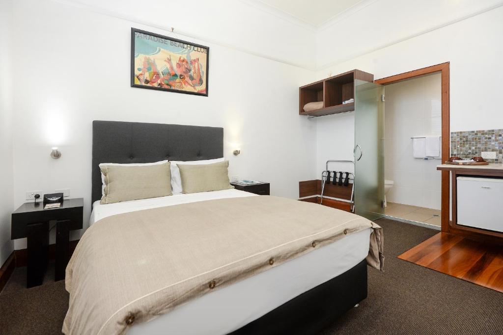 Postel nebo postele na pokoji v ubytování Pier Hotel Coffs Harbour