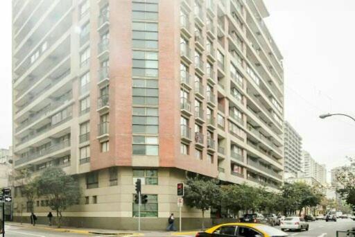 a large building on the corner of a city street at DEPTO 714 EXCELENTE UBICACION Metro, Barrio Paris Londres CENTRO SANTIAGO in Santiago