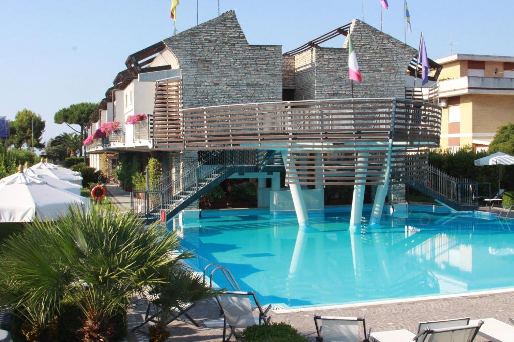 Bazén v ubytování Hotel Poseidon nebo v jeho okolí