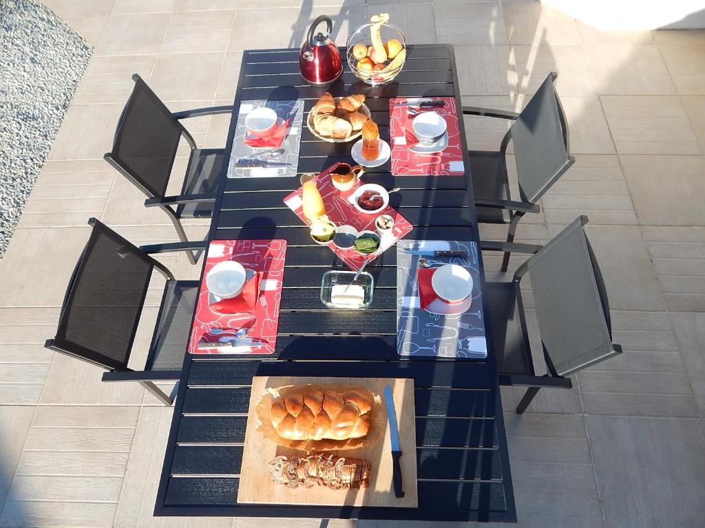 a table with food and drinks on top of it at Audionnière in Saint-Gervais en-Belin