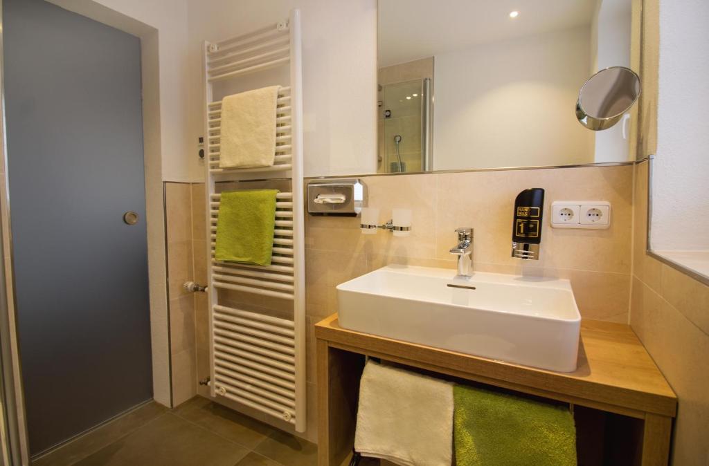 Koupelna v ubytování Hotel Alp Inn - Chiemgaukarte inclusive