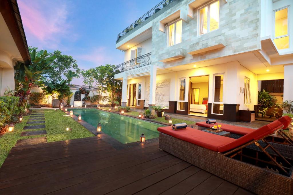 une image d'une maison avec une piscine dans l'établissement Villa The Hotman Paris V Canggu, à Canggu