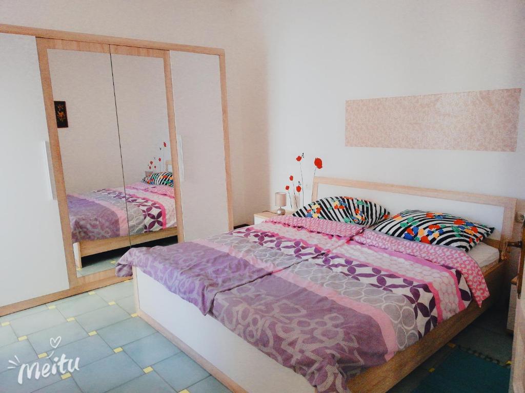 ein Schlafzimmer mit einem Bett und einem großen Spiegel in der Unterkunft Apartment Anita 1 in Rijeka